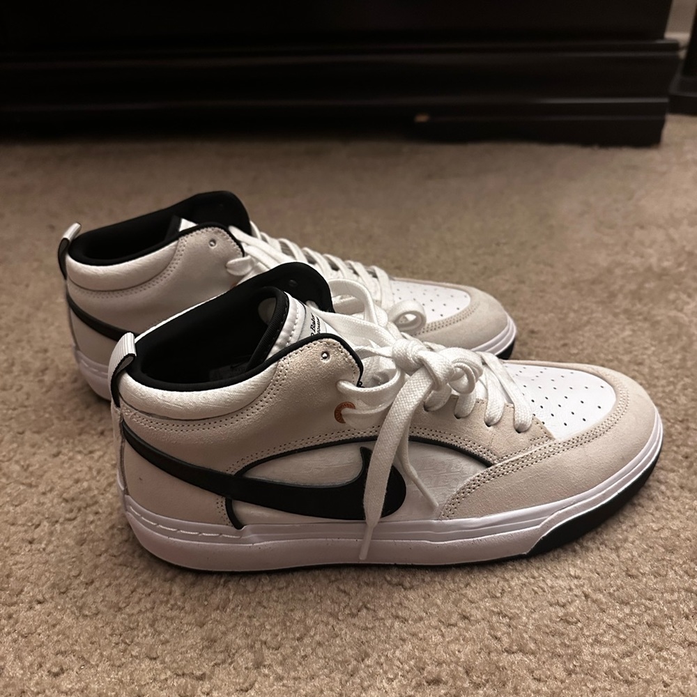 NWOT men’s size 10 sneakers